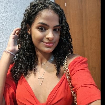 “Para ser insubstituível, você precisa ser diferente.”🌟