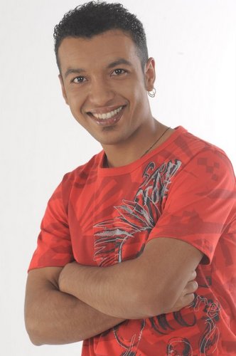 Ola meu nome é Sergio mais conhecido como Serginho sou guitarrista da banda arte livre de lajeado sou colorado  beijo grande a todos