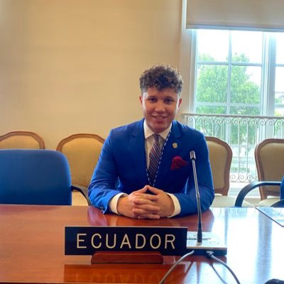 martinbarragank's profile picture. Quiteño. Abogado. Magister en Administración Pública. Magister en Comunicación Política (e) ~ What worries you, masters you