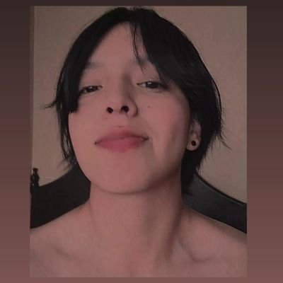 samdwuich_'s profile picture. Persona frustrada de 23 años, solitaria alcohólica, drogadicta, neurótica, antipática, manipuladora, muerta por dentro, de signo cancer ♋ y hago Yoga padrino.