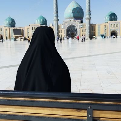 آنچنان جای گرفتی
تُ به چشم و دلِ من؛
که به خوبانِ دو عالم
نظری نیست مرا...