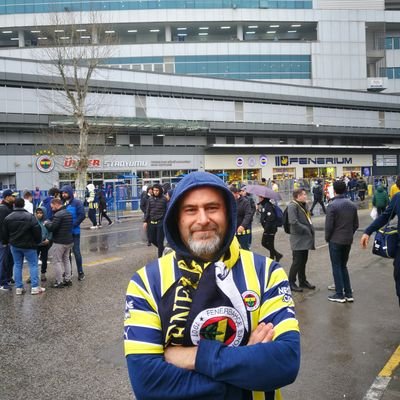 FENERBAHÇE ile yaşıyorum. FENERBAHÇE için yaşıyorum. Lacivert olmadan Sarı sevilmez, FENERBAHÇE olmadan hayat çekilmez.