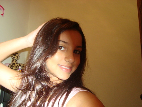 Eu teiinho 12 anos.. gostoo dii ouviir mt músiica 
sou uma miiniina qq Odeiia falsiidadii ii qq as vesez éer criiança.....