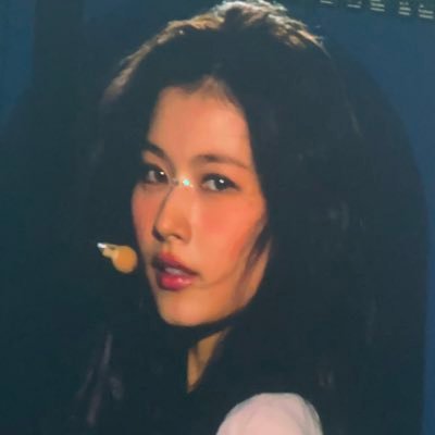 a Kpop lover who is just trying to pass her classes and go to concerts