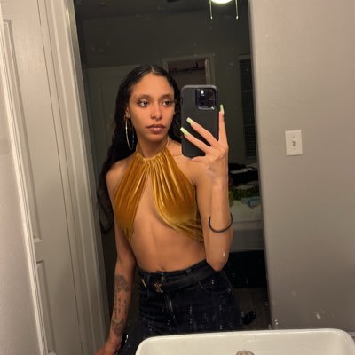 Hey baby ! It’s the fun sized Hallie Berry 🤎 !!! Dm me for exclusive content ! Link to my only fans is in the bio 😘 !! insta @darealhallieberry21
