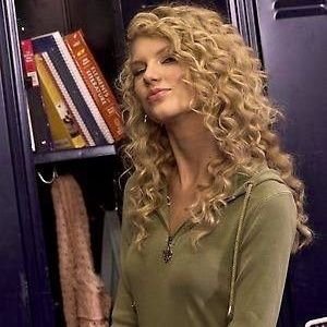 anareadingbooks's profile picture. Ela descobriu que os livros são uma maneira de se viver milhares de vidas diferentes – ou de encontrar forças para viver uma muito longa.