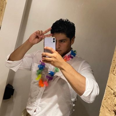 Guapo, exitoso, alto, empresario ,modelo, cantante y bailarin , así es Ricky Martín Yo solo soy Genio ♡🤠 1999/👨🏻🔬