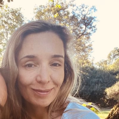 Mujer, mamá de 2, casada con 1, hija, hermana, amiga e interesada en de todo un poco. También soy abogada.
