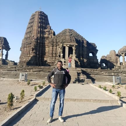 सुख-दुःख स्वप्न यांचा प्रवास आहे
वाट्याला थोडे कष्ट,थोडे पूर्वकर्म आहे
सुखाचा उंबरा दूर वाट्यास कैक युद्ध माझ्या 
लढवय्या बनू बाकी जिंदगी जिंदाबाद आहे