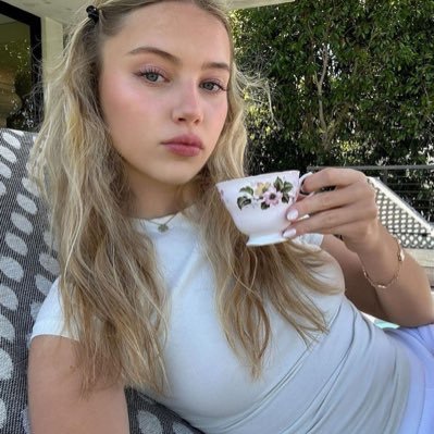 f4llfrwonderlnd's profile picture. 