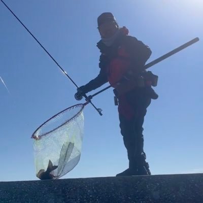 生まれも育ちも横浜中区🥰横浜をこよなく愛するオッサンです。趣味は愛犬と遊ぶ🥰、フネクロ、2021年夏始めた横浜沖堤のヘチ釣りです。平作会所属🫡ホームは川崎新堤😊釣りの腕はヘボですが、マイペースで頑張ってます😭皆さん、仲良くしてください🙇‍♂️