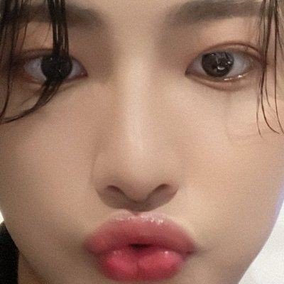 so i don't blame you if you want to bury me in your memories.
ig: @hydrhwa