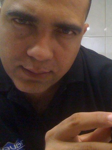 Naci en Honduras, desde pequeño aprendi a ejecutar el piano,y ahora el sax y admiro a personas que triunfan y trato de tener un contacto con ellas