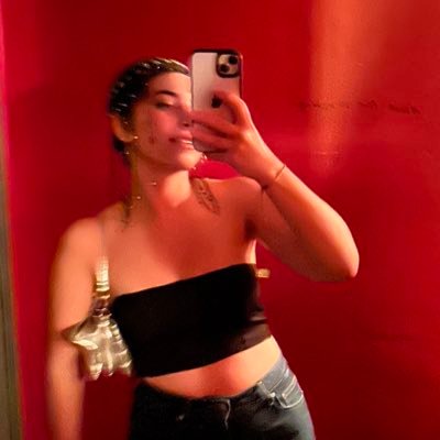 bzklandiniz's profile picture. psikolog ya da beyza değilim. dinlerim ama unuturum