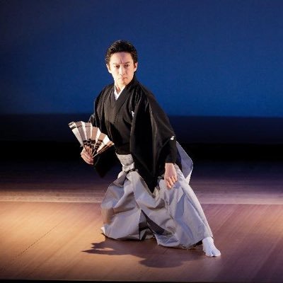 日本舞踊猿若流九世家元／舞台出演・振付・所作指導・ワークショップ／歌舞伎・演劇・大河ドラマ・TVCM／（公社）日本舞踊協会理事／女子美術大学特別招聘准教授／向島墨堤組合専属講師／芸術選奨文部科学大臣賞新人賞／文化庁芸術祭優秀賞／舞踊批評家協会賞新人賞／日本舞踊協会会長賞／芸団協奨励賞他／依頼・問い合わせはDM✉️にて。