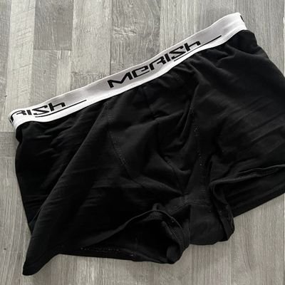 Ich bin 22 Jahre Alt und Verkaufe getragene Männer Boxershorts und Socken.

Bei Interesse schreib mir eine DM oder auch eine Email: uw1verkauf@gmail.com