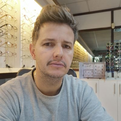 Padre de Mateo, hijo de La Teja, hincha y socio de Danubio.
Muero por el asado, el café, el chocolate y Solis.
El corazón siempre a la izquierda.