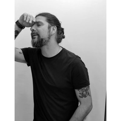 valeriovvrm's profile picture. Direttore editoriale di @readerforblind 
Curatore collana #lepolveri
Mi interesso di #letteraturaitaliana 🇮🇹#narrativastatunitense 🇺🇸
Scrivo #racconti