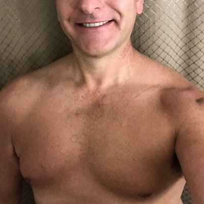 Almost 50 and looking for mature women to play with during the day.  What is better than skipping work and rolling in bed?