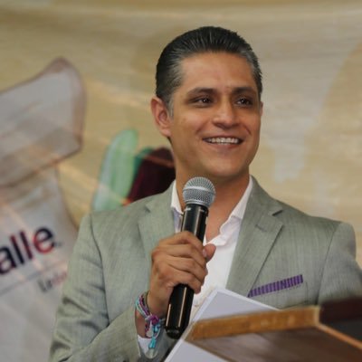 Abogado,Empresario, Vicepresidente de Papelerías de la Cámara Nacional de Comercio Servicios y Turismo en LEÓN. Me gustan los Deportes y me apasiona la Historia