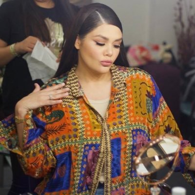 Actualización más reciente de la voz femenina más importante de Mexico, noticias y Charts sobre Yuridia l “Sin Llorar” - Out Now.