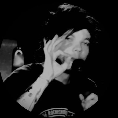 #LOUIS When somebody told me I would change I used to hide behind a smile ♡