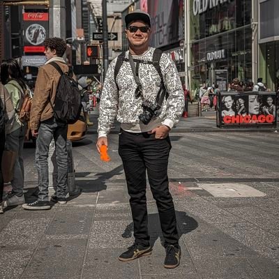 SurfDiaz's profile picture. Junto al río, hogueras, ebrias sombras danzantes y oxidadas. Escapo aullando al paso siseante de los retrovisores...      Manolo García