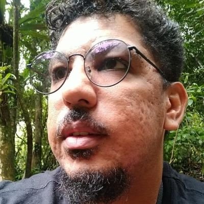 Ilustro uns livros, faço umas tirinhas, sou metido a escrever uns textos e sou sócio fundador de grupos de whatsapp.