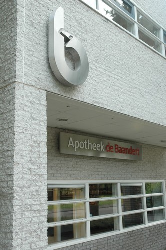 Openbare Apotheek sinds 1991 onder een dak met huisartsenpraktijk.
Zelfstandige apotheek, aangesloten bij Service Apotheken Nederland