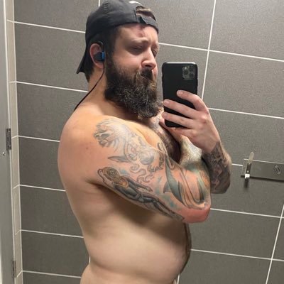 OH➡️DFW. Bi vers cub, bear/daddy lover. 18+NSFW. Tips are always appreciated, custom vids DM me. Enjoy the show or feel free to join in. Link tree 👇🏻