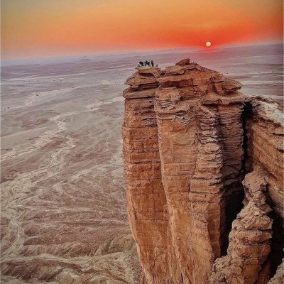 أغلق النافذة التي تؤذيك مهما كان المنظر جميلا.