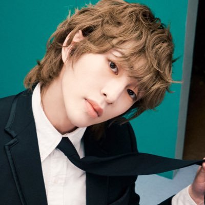 SHINee is 5! (LOVE NAEGE WA NEON LIKE THIS~ I love Onew/Minho in any form♥~ I think you're magical~ I think you're wonderful ^O^ you make my life~ colourful~)