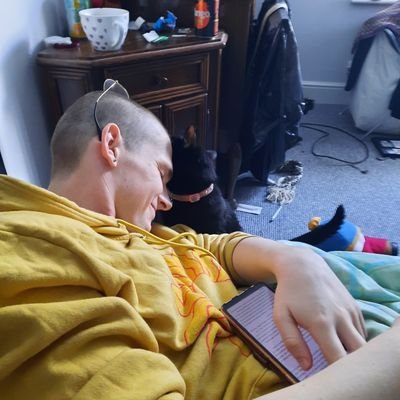 ze/hir+she+they 24 🔞
genderfluid butch/femme anarchist
secretly a chaos gremlin/cat shaped like a person
gock so good it sunk the belgrano