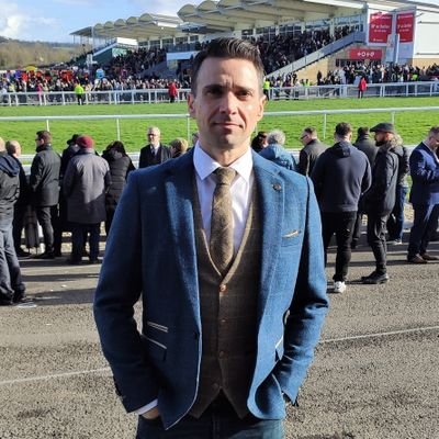 Drinks vino 🍷 Norwich fan 💛💚 Injured cricketer. Probably down the gym. Runs the odd election.