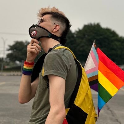 Anarchiste queer fêtant la pride à l’année. Je veux un monde ou je peux exister et où les gens ont de meilleures conditions de vie.🏳️‍🌈🏳️‍⚧️♿️🚭🦓