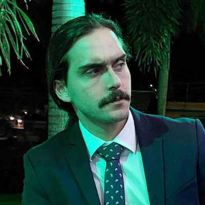 Falo de política, desbravo trilhas e sou odiado por gente que não vale nada.
🚻 O pai/Do pai