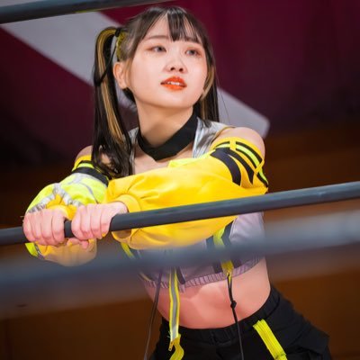 Float like a butterfly, sting like a bee. (Parody of @suzume_tjpw ) #Radiant