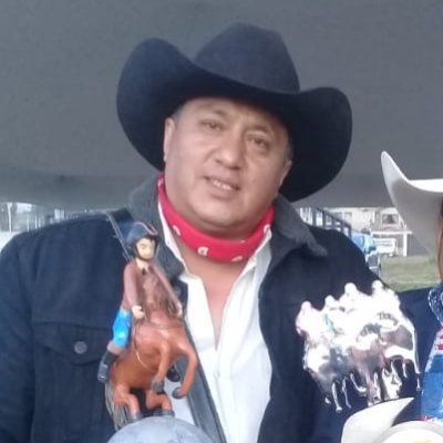 Chagra y citadino a la vez , indio alzado, defensor de tradiciones y diversidad cultural en Ecuador. Gallero, taurino, hípico, caballista, activista, ♂ α .