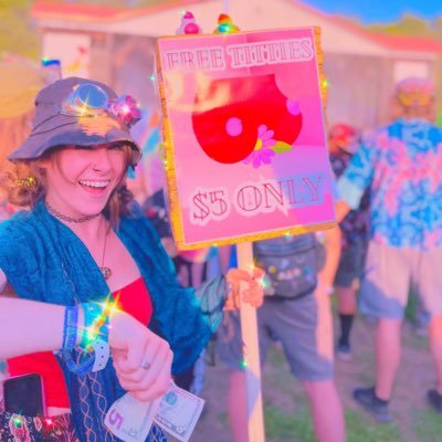 •••••*insert bio on how cute my lisp is here*••••••🌜👽🍄🌞🔮🦋🌛 •A silly little anti-human trafficking & human rights activist whose brain goes beep boop•