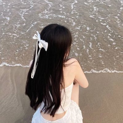 Likes the freedom not to be bound, likes to enjoy the cool breeze of the sea