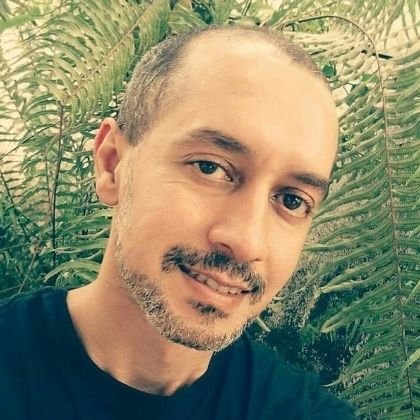 celocamillo's profile picture. Sou só um estranho demais, perdido nesse mundo de normais