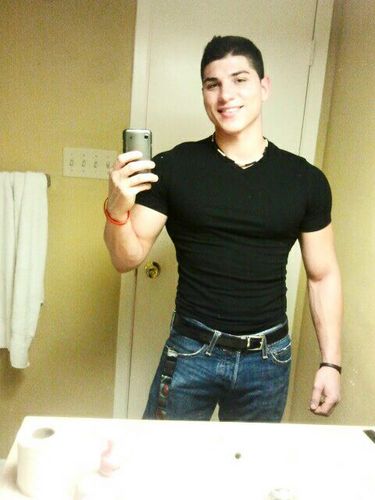 19 yrs young, Follow your dreams Success is a given if you seek it, live,laugh,love id rather stand out then try to fit in. In person I am everythin and more ♥