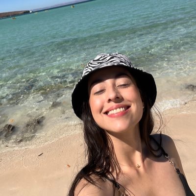 jackiecamero's profile picture. Con los pies en la tierra y los ojos en la luna 🌗