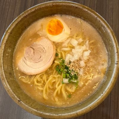 カンボジアのプノンペンにあるラーメン屋、シャングリラのほっこり時にクレイジーな日常をお届け。路上店3店舗、モール店1店舗。日本人三人のうち、1番ちっこい人です。猫好き。