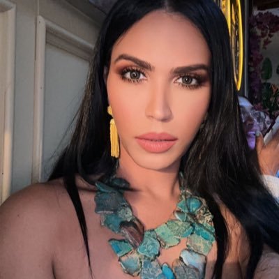 HannnahLander's profile picture. Hannah Lander employs visions of modern art and creative forms of architecture in her visions of fashion design. Since her beginnings at Altos de Chavon, in the