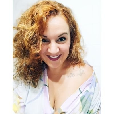 ... Esa niña que disfraza sus pesares, y se vuelve gaditana por Febrero...
Huelva 💔 Cádiz