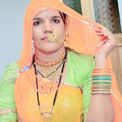 सीख नहीं पा रही हूँ मीठे झूठ बोलने का हुनर,
कड़वे सच से हमसे न जाने कितने लोग रूठ गये। ..