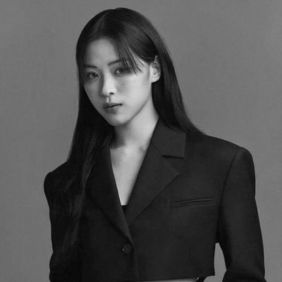 𝓞rbs of shrewd adolescent scintillating effervescent orbs, as the gloaming tenebrous torn underneath her seraphic zephyr — 2OO1's wondrous yarn, Shin Ryujin.