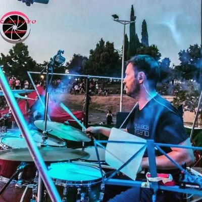 Baterista de @LaPutaVacaGuano, ahora con @Niñato y @Agustito gozándolo #INLIVE @33malandras3,@CHOBE32705317 y DosCuatroBand. Camarero y sumiller. #RandyNickel.