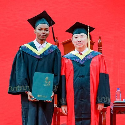 jsuis congolais ,étudiant à l’université de Guang Dong , jsuis informaticien (programmeur), j’aime beaucoup tout c qui est I tech (robotics programming,etc)...